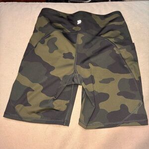All In Motion Women’s Camo High Rise Active Bike Shorts w/ Pockets — Size M